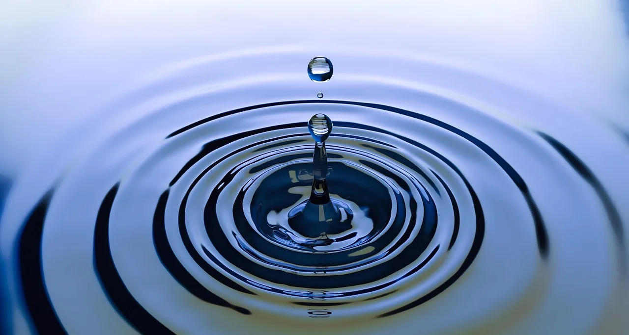 When will a gravity-fed rain barrel system stop flowing?