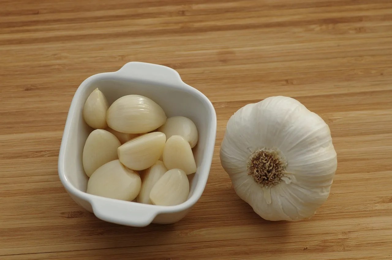 How many garlic cloves fit in a bed?