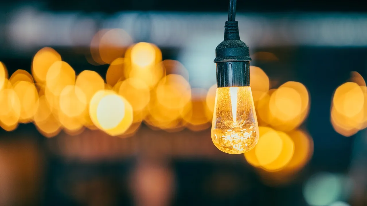 How do I replace a outdoor lighting bulb safely?